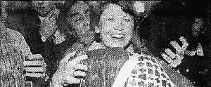 Aubry embrassant une sans-papier en 1997.